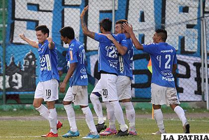 Festejan los futbolistas de Blooming por el triunfo ante San José