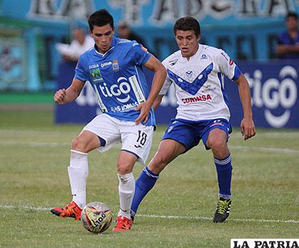 Leonardo Vaca domina la pelota ante la marca de Miguel Ángel Hoyos