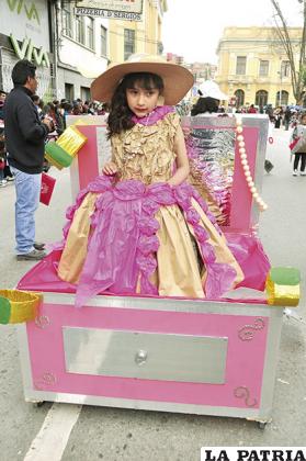 Una hermosa muñeca en su cajita musical