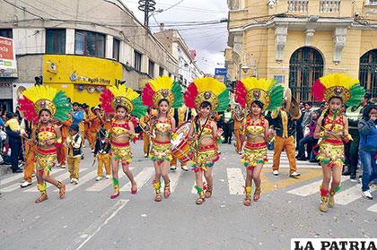 Simpáticas niñas saltaron al ritmo de los Tobas Sud