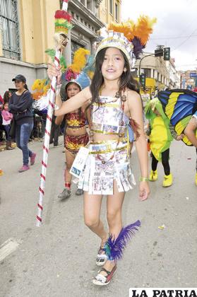 Isabel Bernal, se destaca con su traje reciclado de toba