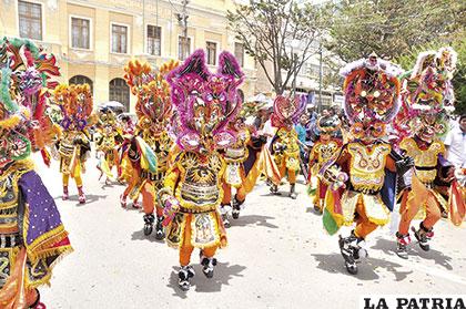Con vistosas caretas se presentaron los diablos de la 