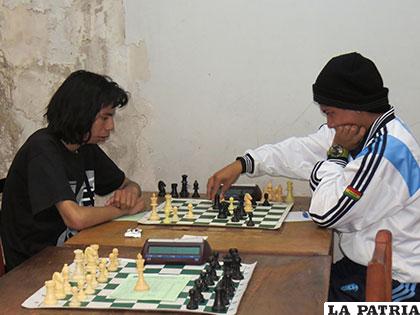 Fabricio Flores y Otoniel Paniagua en plena competencia