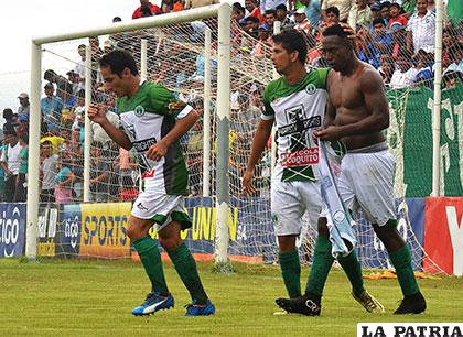 El festejo de los jugadores de Petrolero