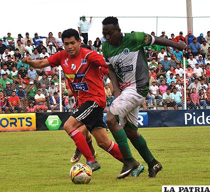 Luis Torrico y Jeison Quiñónez en procura de dominar la pelota