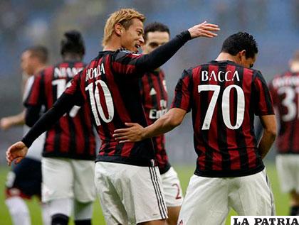 Honda y Bacca festejan el triunfo del Milan