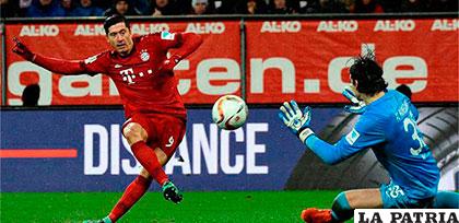 Lewandowski define de buena manera ante la salida del portero de Augsburgo