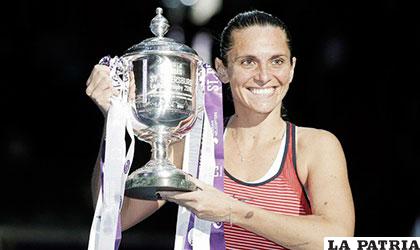 Roberta Vinci con el trofeo que ganó en San Petersburgo /vavel.com