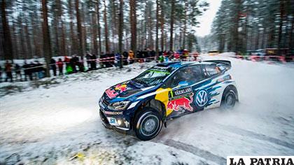 El francés Sebastien Ogier en plena competencia, ronsea en una curva debido a la nevada