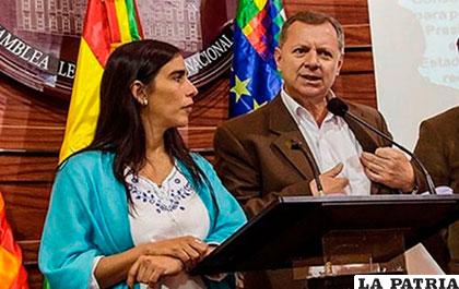 La diputada Gabriela Montaño y el senador Alberto Gonzales /enlacesbolivia.net