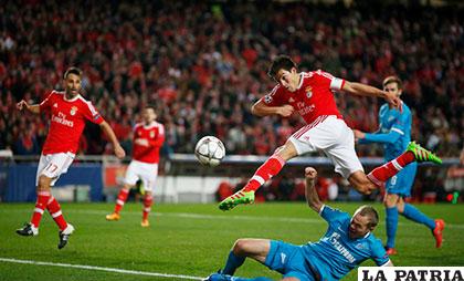 Jonas define con remate cruzado para la victoria del Benfica