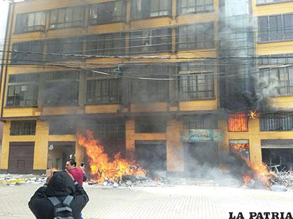 Toma y posterior incendio de la Alcaldía de El Alto dieron lugar a escenas de dolor