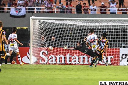 Ramallo ya avisó en el primer tiempo, haciendo pegar el balón en el poste /APG