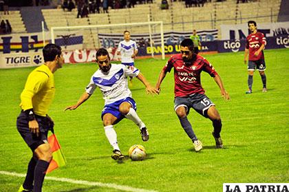 Charles Da Silva con el dominio el balón