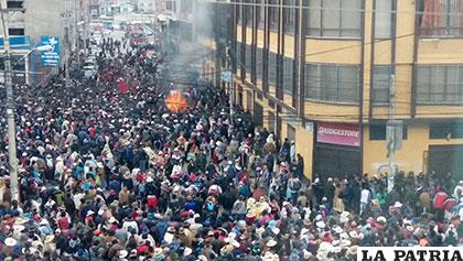 Miles de personas se apostaron fuera de la Alcaldía de El Alto