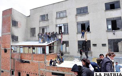 Las ventanas se convirtieron en salidas de auxilio improvisadas /APG