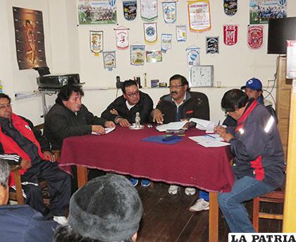 Durante la reunión de los delegados de los clubes