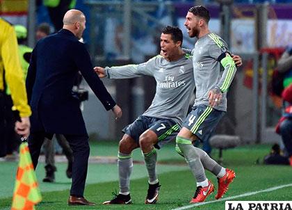 Ramos y Cristiano Ronaldo festejan el gol con el entrenador Zidane 