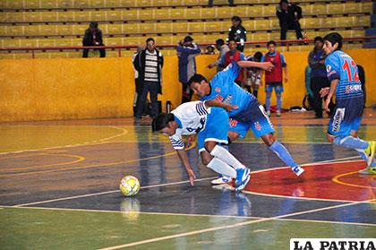 Arispe y Cortez, se esfuerzan por dominar el balón