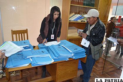 Notarios electorales recogen material para el Referendo Constitucional