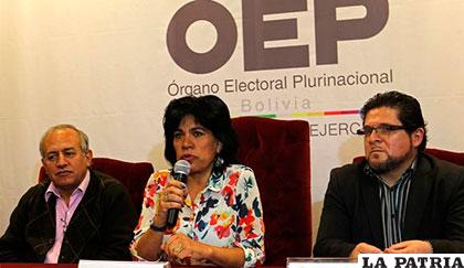 Katia Uriona, presidenta del TSE, junto a los vocales Costas (Izq.) y Exeni (Der.) /erbol.com.bo