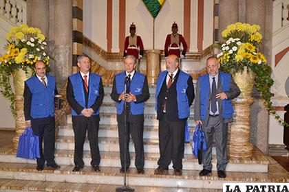 Miembros de la misión electoral de la Unasur en Palacio de Gobierno, luciendo unos llamativos chalecos azules /abi.bo
