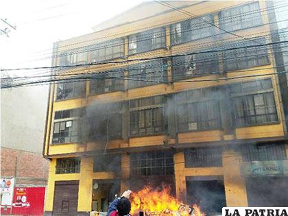 Turba saqueó y quemó la alcaldía de El Alto con un saldo fatal de 6 muertos /oxigeno.bo