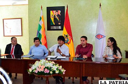 Morales junto al representante de Repsol, Diego Díaz (Izq.),  el ministro de Hidrocarburos, Luis Sánchez  y el presidente de YPFB, Guillermo Achá (Der.).