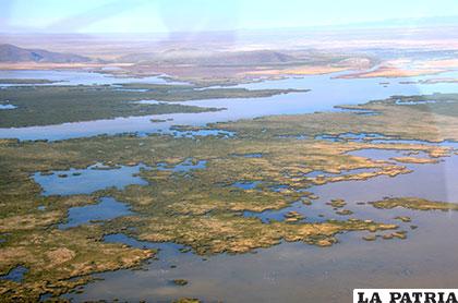 El lago Uru Uru, hábitat natural de la etnia del mismo nombre