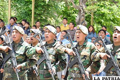 Militares entonan con civismo el himno o canción patriótica
