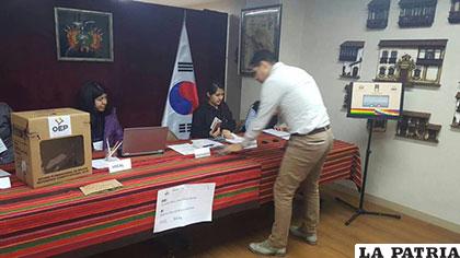 Seúl (Corea del Sur), una de las primeras ciudades en el exterior en iniciar la votación