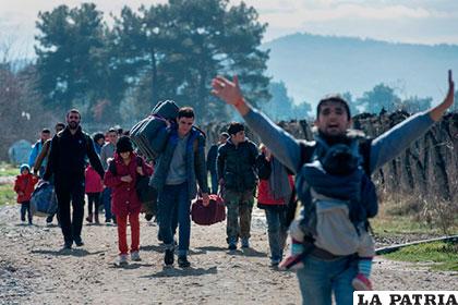 Miles de refugiados vuelven a sus hogares tras la mala acogida y las largas esperas en tierras europeas