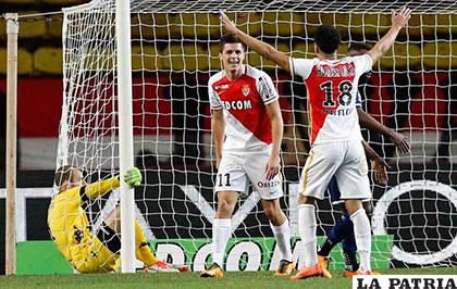 Carrillo celebra uno de sus dos goles hechos al Troyes