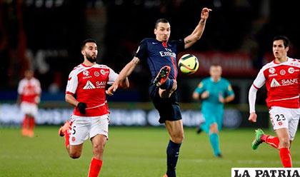 Ibrahimovic domina la pelota ante la mirada de los jugadores de Reims
