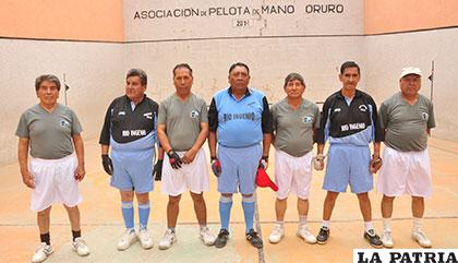Jugadores de Río Ingenio y Cotranior, antes del partido final en Guardia de Honor