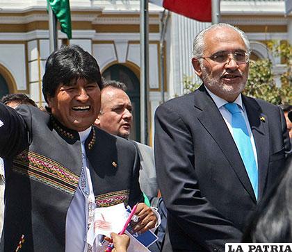 El Presidente Evo Morales junto al ex mandatario Carlos Mesa