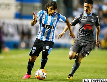 ?scar Romero domina el balón ante la marca de Callejón /APG