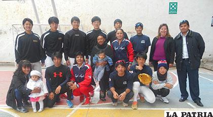 Los entrenadores japoneses junto a los directivos del beisbol y el club Anglo Americano