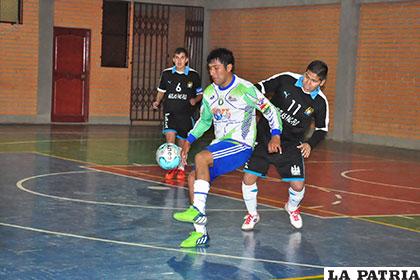 Jorge Escalera domina el balón ante la mirada de Luis López