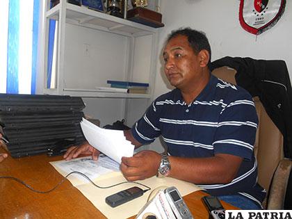 Edwin Zeballos enseña las cartas que se envía a los ex dirigentes