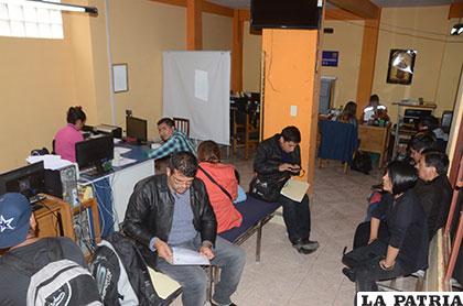 Estudiantes extranjeros que residen en otras regiones llegaron a Oruro