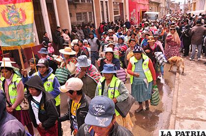 Masiva marcha de protesta de los padres de familia
