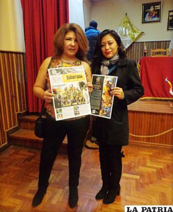 Directora de Poder Soberano, Mercedes Urquidi (izq) y Jefa de Prensa, Liz Flores (der), muestran el periódico mensual