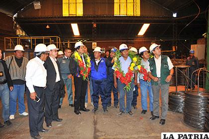 Fabriles temen que el Gobierno deje de lado los compromisos que hizo con los diferentes sectores. En la foto el Presidente Morales el día que compartió con trabajadores de Corinsa /Archivo