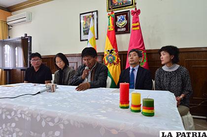 Autoridades de JICA junto al gobernador de Oruro, Víctor Hugo Vásquez