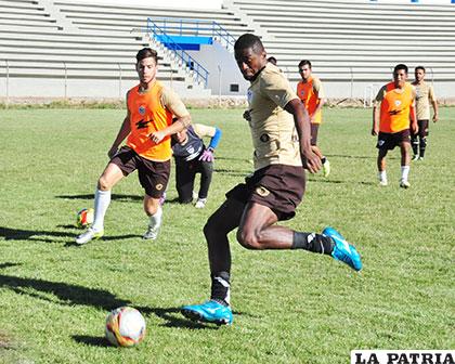Augusto Andaveris con el dominio de la pelota