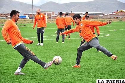El plantel orureño ayer realizó una práctica de fútbol