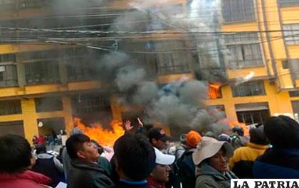 Marcha de padres de familia terminó violentamente con la quema de la alcaldía alteña, el miércoles 17 de febrero /ANF