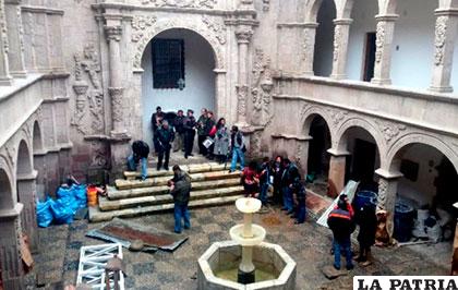 Patio del edificio del Museo Nacional de Arte presenta perforaciones