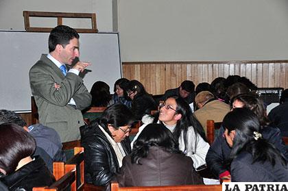 Sergio Tobón, en su interacción con los alumnos del diplomado en educación